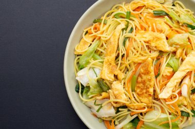 Çin usulü kızarmış erişte. Asya mutfağı