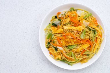 Çin usulü kızarmış erişte. Asya mutfağı