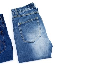 Beyaz arkaplanda mavi kot.