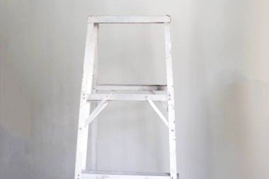 Eski alüminyum merdiven. Ev onarımı