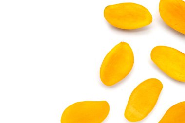 Tropik meyve, beyaz arka planda mango..