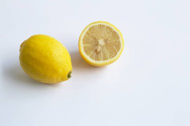 Beyaz arka planda olgun limonlar.