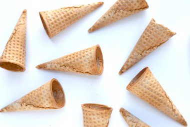 beyaz zemin üzerinde boş dondurma koni.