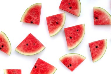Beyaz arkaplanda karpuz dilimleri.