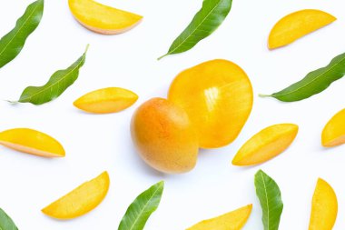 Tropik meyve, beyaz arka planda mango. Üst görünüm