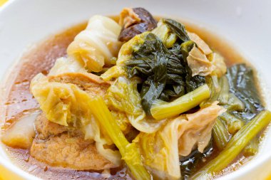 Karışık sebze yahnisi ve beyaz kasede tofu (Tom Jub Chai)