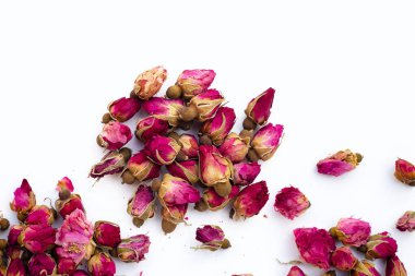 Beyaz arka planda çay için kurumuş güller.