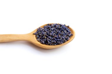 Beyaz arka planda kurutulmuş lavanta çiçekleri.