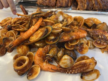 Baharatlı karışık deniz ürünleri. Tayland sokak yemeği.