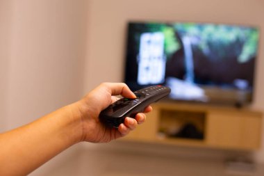 TV uzaktan kumanda tutan el