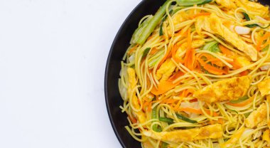 Çin usulü kızarmış erişte. Asya mutfağı