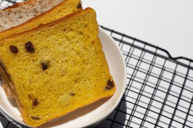 Beyaz arka planda tam tahıllı ekmek dilimleri.