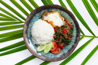 Kızarmış biftekli pilav ve kutsal fesleğen, kızarmış yumurta..