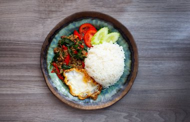 Kızarmış biftekli pilav ve kutsal fesleğen, kızarmış yumurta..