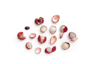 Beyaz arkaplanda liçi meyvesi.