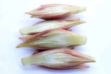 Beyaz arka planda taze myoga.