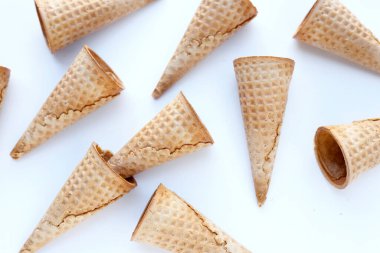 Beyaz arka plan üzerinde boş dondurma koniler.