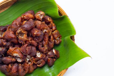 Beyaz arkaplanda ekşi demirhindi.