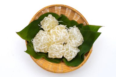 Buharda tapyoka keki ya da hindistancevizi rendelenmiş kasava keki.