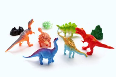 Beyaz arka planda plastik dinozor oyuncakları. Üst görünüm