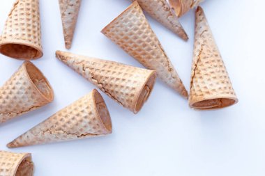 Beyaz arka plan üzerinde boş dondurma koniler.