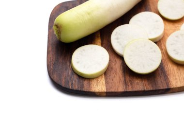 Dilimlenmiş Japon daikonu. Taze sebze.