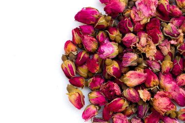 Beyaz arka planda çay için kurumuş güller.