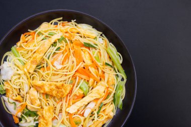 Çin usulü kızarmış erişte. Asya mutfağı