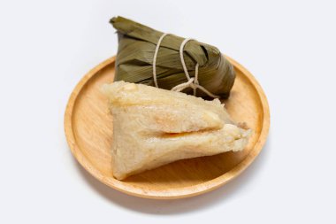 Beyaz arkaplanda Çin pirinç köftesi (zongzi).