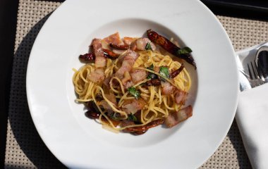 Pastırma ve acılı spagetti