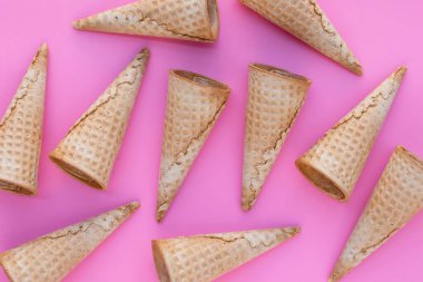 Pembe arka planda boş dondurma külahı.