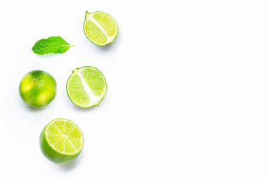 Beyaz arka planda izole edilmiş nane yapraklı limonlar. Boşluğu kopyala
