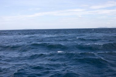 Mavi deniz suyu yüzeyi dokusu. Mavi okyanus yazı