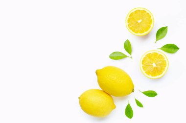 Beyaz arkaplanda taze limon.