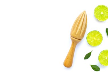 Beyaz arka planda ahşap sıkacağı olan taze limon. Boşluğu kopyala