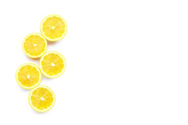 Beyaz arkaplanda taze limon.