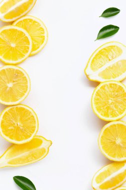 Beyaz arka planda taze limon dilimleri. Kopyalama alanı