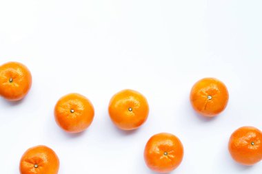 beyaz arkaplanda portakal meyvesi.