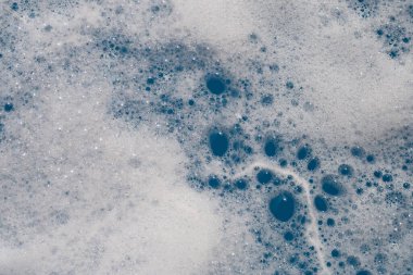 Deterjan köpüklü su. Mavi arkaplan, sabun suyu