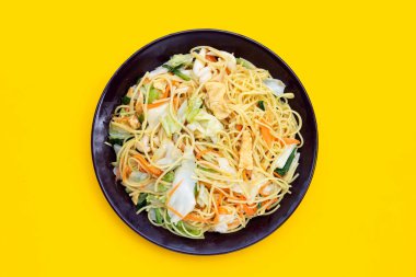 Çin usulü kızarmış erişte. Asya mutfağı