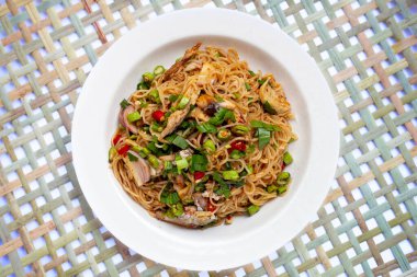 Mayalanmış pirinç unu şehriye baharatlı salata.