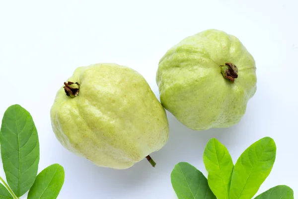 Beyaz Bir Arka Plan Üzerinde Guava — Stok fotoğraf