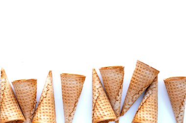 beyaz zemin üzerinde boş dondurma koni.