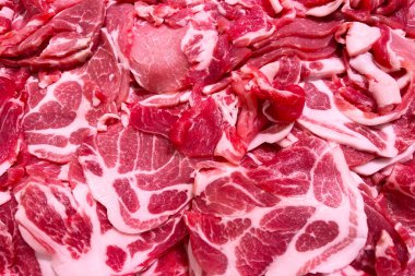 Taze kesilmiş çiğ domuz eti.