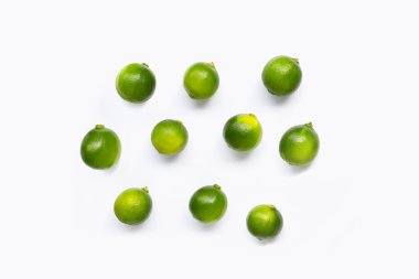 Beyaz arka planda izole edilmiş kireçler. Üstte görüntü