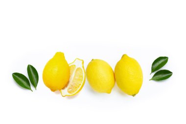 Beyaz arka planda yeşil yapraklı taze limon.