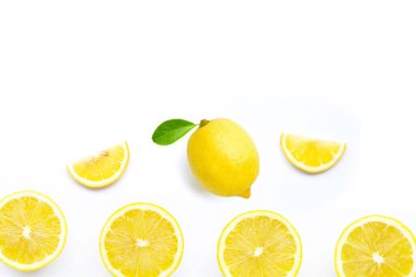 Beyaz arka planda yeşil yapraklı taze limon.