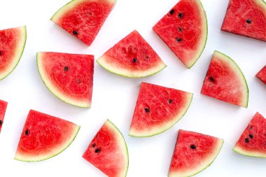 Beyaz arkaplanda karpuz dilimleri.