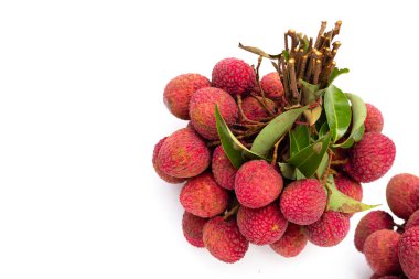 Beyaz arkaplanda liçi meyvesi.