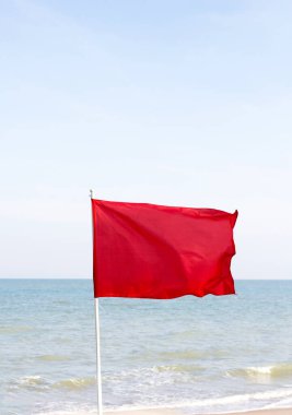 Kırmızı bayrak. Sahilde uyarı işareti